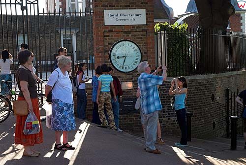 Londyn- Greenwich. Turyści przed bramą obserwatorium.